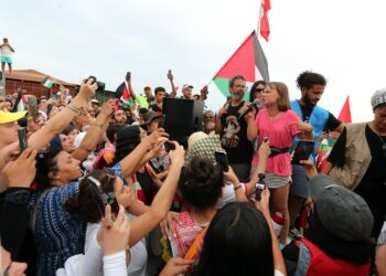 Un dron ataca el barco de la flotilla con ayuda para Gaza en el que viaja Greta Thunberg y provoca un incendio en la cubierta | Internacional