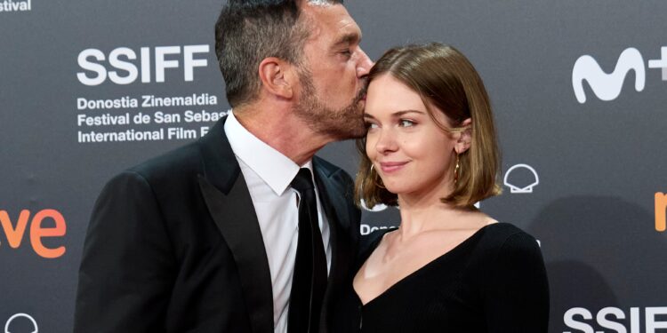 Antonio Banderas brinda con la prensa en la boda de su hija Stella con Alex Gruszynski y confiesa haber soltado “alguna lagrimilla” | Gente