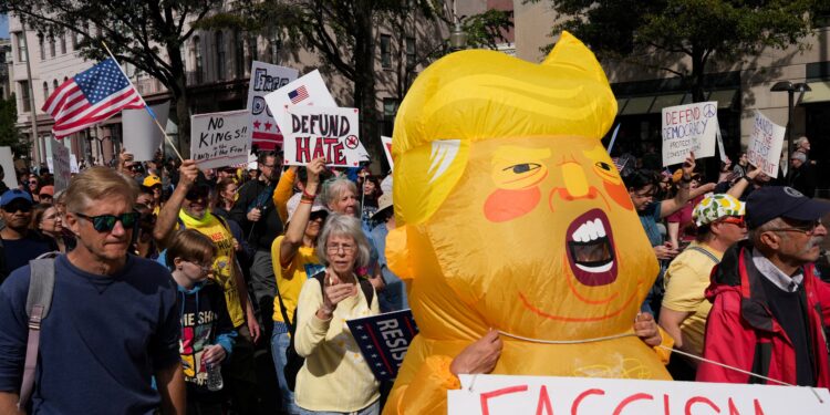Cientos de miles de personas protestan en Estados Unidos contra la deriva autoritaria de Trump | Internacional