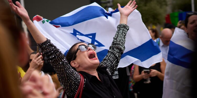 El acuerdo de Trump para devolver a los rehenes llena de sonrisas la plaza del enfado en Tel Aviv | Internacional