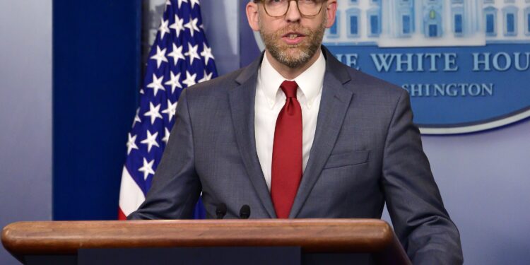 La Casa Blanca empieza a despedir a funcionarios federales en medio del cierre del Gobierno | Internacional