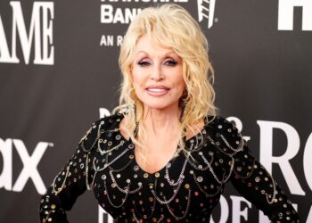 La hermana de Dolly Parton aclara el estado de salud de la cantante tras alarmar a sus seguidores | Gente