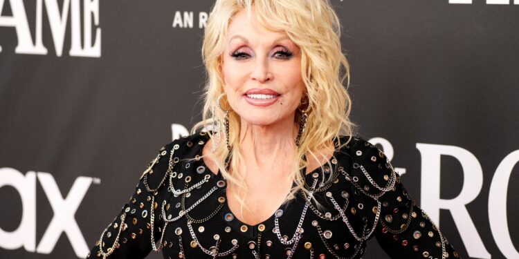 La hermana de Dolly Parton aclara el estado de salud de la cantante tras alarmar a sus seguidores | Gente