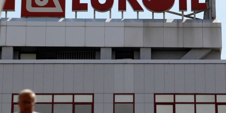 Las sanciones obligan a la petrolera rusa Lukoil a vender sus activos en el exterior | Internacional