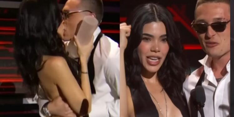Peso Pluma estrena look en los Premio Billboard y besa a Kenia Os en pleno escenario
