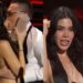 Peso Pluma estrena look en los Premio Billboard y besa a Kenia Os en pleno escenario