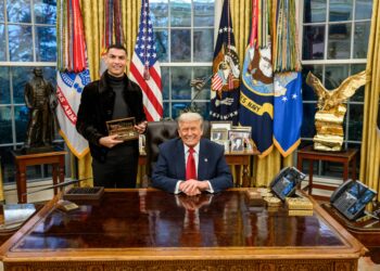 Cristiano Ronaldo presume en el Despacho Oval de la llave de oro de la Casa Blanca junto a Donald Trump | Gente