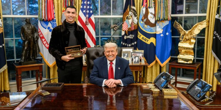 Cristiano Ronaldo presume en el Despacho Oval de la llave de oro de la Casa Blanca junto a Donald Trump | Gente