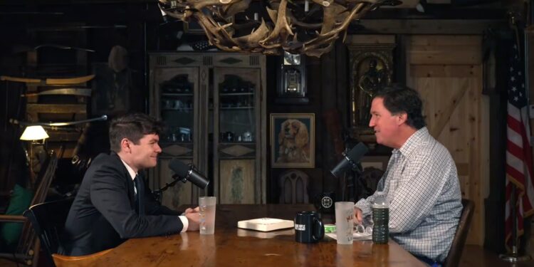 Nick Fuentes: Cisma en el mundo MAGA por el blanqueamiento de Tucker Carlson del discurso supremacista y antisemita de un joven ‘podcaster’ | Internacional