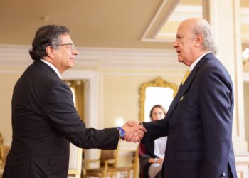 Petro lanza una rama de olivo a las cortes con su nuevo ministro de Justicia