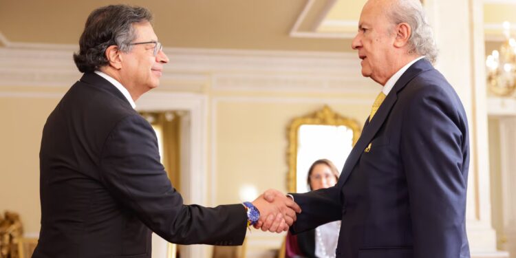 Petro lanza una rama de olivo a las cortes con su nuevo ministro de Justicia