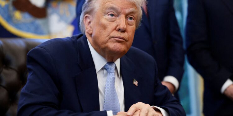 Trump firma la ley para liberar los papeles de Epstein | Internacional