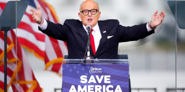 Trump indulta a Giuliani y a decenas de implicados en los intentos de socavar las elecciones de 2020 | Internacional