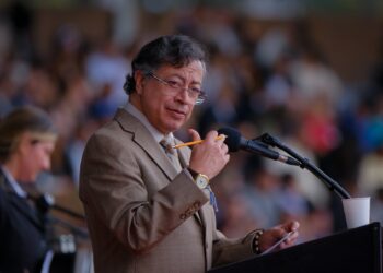 Un bombardeo de las fuerzas militares pone en apuros a Petro por la muerte de varios menores de edad