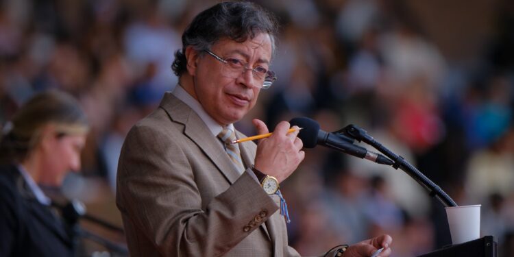 Un bombardeo de las fuerzas militares pone en apuros a Petro por la muerte de varios menores de edad