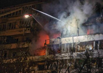 Un bombardeo ruso causa al menos seis muertos en Kiev mientras el Kremlin y Washington negocian el plan de paz | Internacional