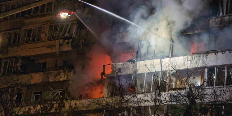 Un bombardeo ruso causa al menos seis muertos en Kiev mientras el Kremlin y Washington negocian el plan de paz | Internacional