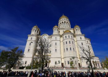 Un himno fascista en la mayor catedral ortodoxa del mundo: el pasado siempre acecha en Rumania | Internacional