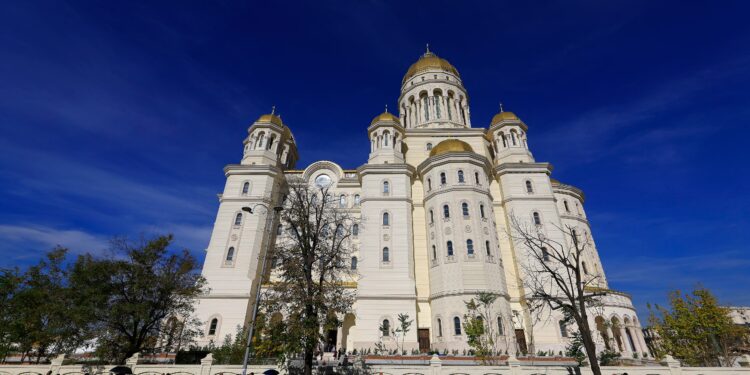 Un himno fascista en la mayor catedral ortodoxa del mundo: el pasado siempre acecha en Rumania | Internacional