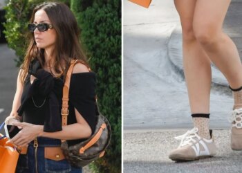 Ana de Armas luce minifalda denim y zapatillas en otoño 2025.