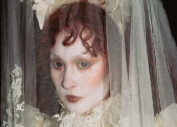 Chappell Roan se volvió llorona para triunfar en Corona Capital 2025.