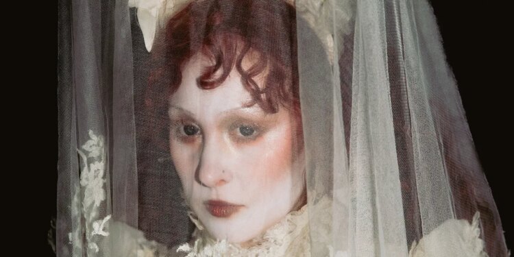 Chappell Roan se volvió llorona para triunfar en Corona Capital 2025.