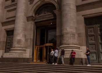 El Gobierno de Milei cambia la estrategia cambiaria para acumular reservas