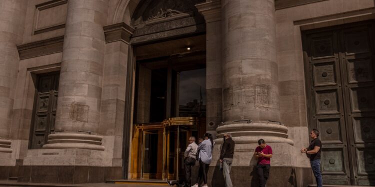 El Gobierno de Milei cambia la estrategia cambiaria para acumular reservas