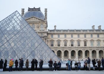 El Louvre vuelve a abrir con normalidad tras desconvocar la huelga los trabajadores | Cultura