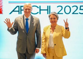 Jara intenta capturar a los ‘anti Kast’ en un encendido debate presidencial