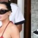 Kim Kardashian luce cargo con Havaianas en Brasil.