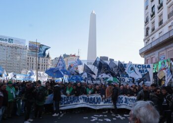 La reforma laboral de Milei impulsa bajar los aportes patronales y las indemnizaciones por despido