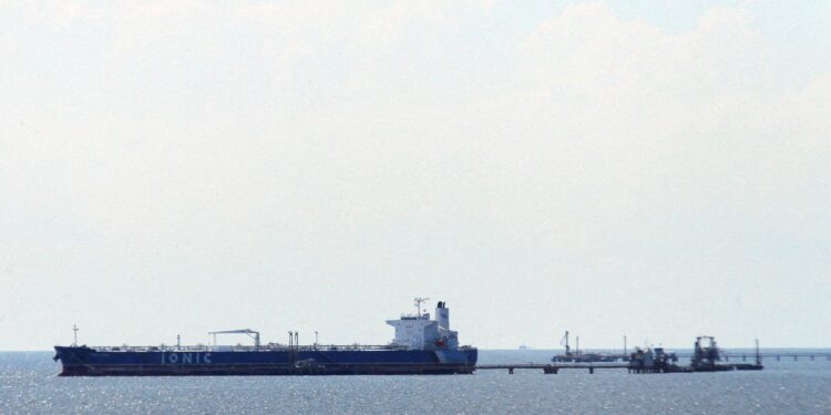 Maduro ordena a la Armada venezolana la escolta de buques petroleros