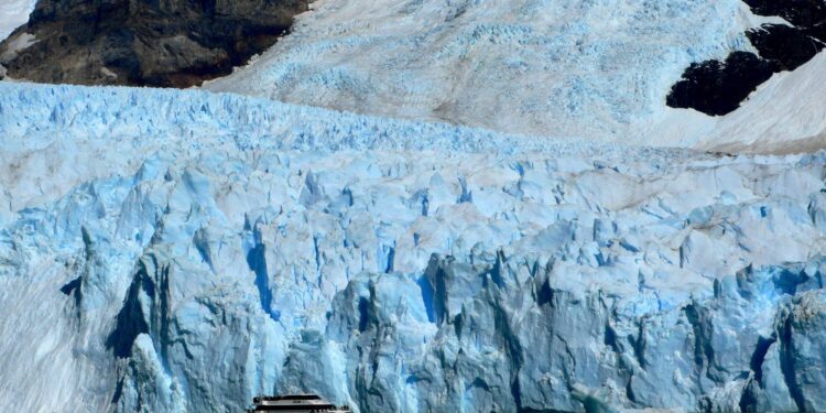 Milei busca derribar los muros ambientales que limitan el extractivismo en Argentina