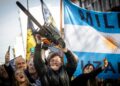 Milei en el ecuador de su mandato: del recorte del Estado argentino con motosierra al rescate de Trump