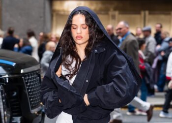 Rosalía recorre Nueva York con estilo otoñal.