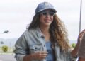 Shakira en jeans y tenis de viaje