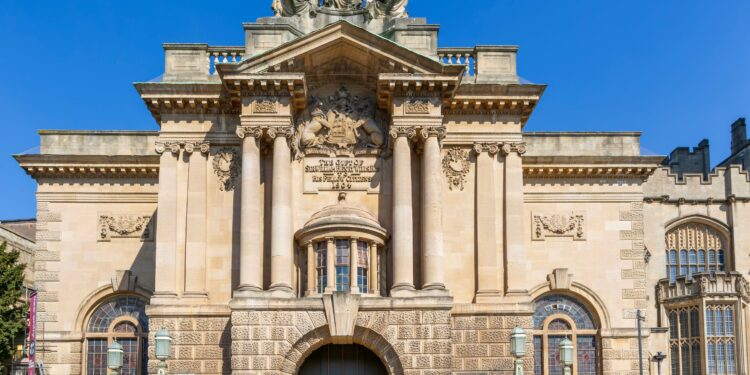 Un grupo de asaltantes roba centenares de objetos “de relevante valor cultural” en el Museo de Bristol | Cultura