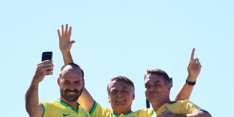 Un hijo de Bolsonaro entra en la carrera presidencial de Brasil en medio de tensiones en el clan y el abandono de Trump