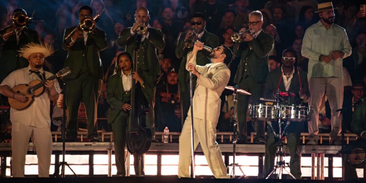 Bad Bunny apuesta por la diversidad en un video promocional para su show en el Super Bowl