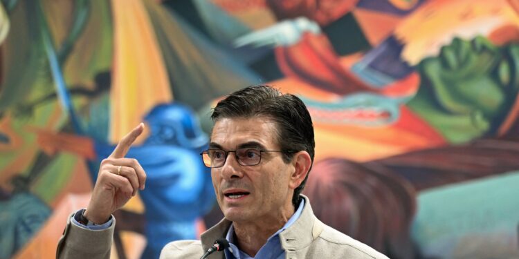 El presidente de Bolivia firma un decreto para gobernar a distancia en plena pelea con su segundo