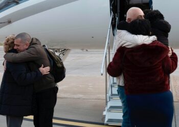 El relato de los dos presos italianos liberados en Venezuela: “Era peor que Alcatraz, 14 meses durmiendo en el suelo con cucarachas” | Internacional