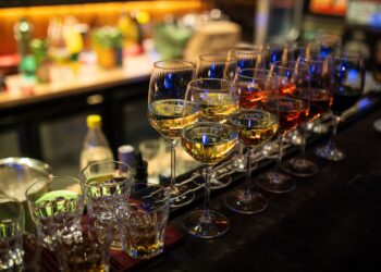 La OMS alerta de que los bajos impuestos al alcohol y a las bebidas azucaradas disparan los riesgos para la salud | Salud y bienestar