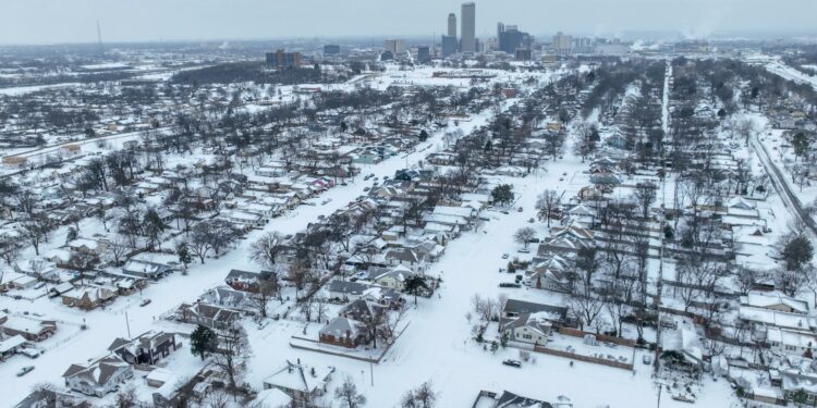 La tormenta ‘Fern’ azota Estados Unidos: avanza hacia el este dejando cortes de carreteras, apagones de luz y miles de vuelos cancelados | Internacional