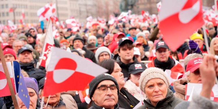 Miles de personas protestan en Dinamarca contra la amenaza de Trump de anexionarse Groenlandia | Internacional