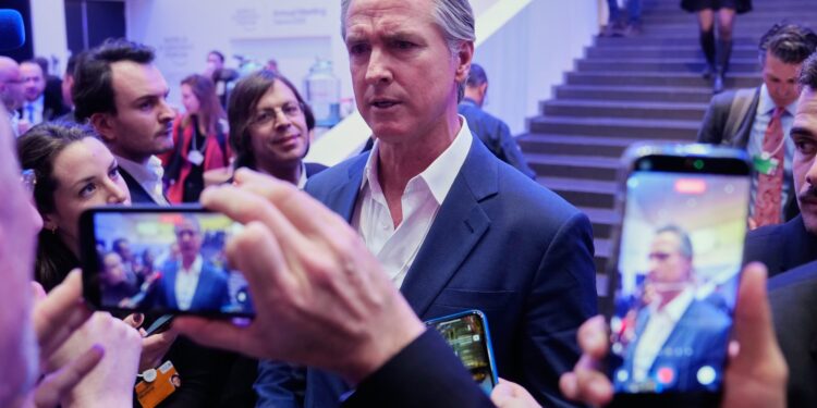 Newsom exhorta a los europeos a “tener huevos” frente a Trump | Internacional