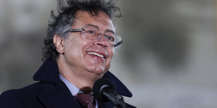 Petro reduce el salario de los congresistas con un decreto que elimina la prima de servicio