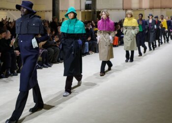 Imagen puede contener Jung Ilwoo Ropa Abrigo Persona Adulto Calzado Zapatilla Caminando Personas Cara y Cabeza