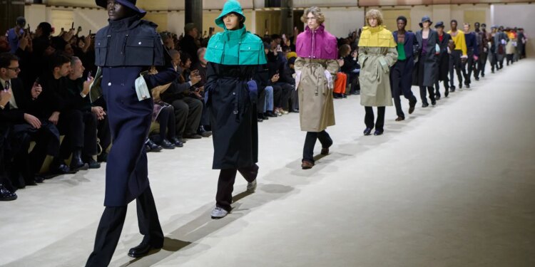 Imagen puede contener Jung Ilwoo Ropa Abrigo Persona Adulto Calzado Zapatilla Caminando Personas Cara y Cabeza