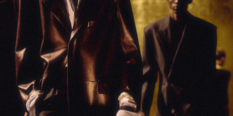 Imagen que muestra a un hombre vestido elegantemente